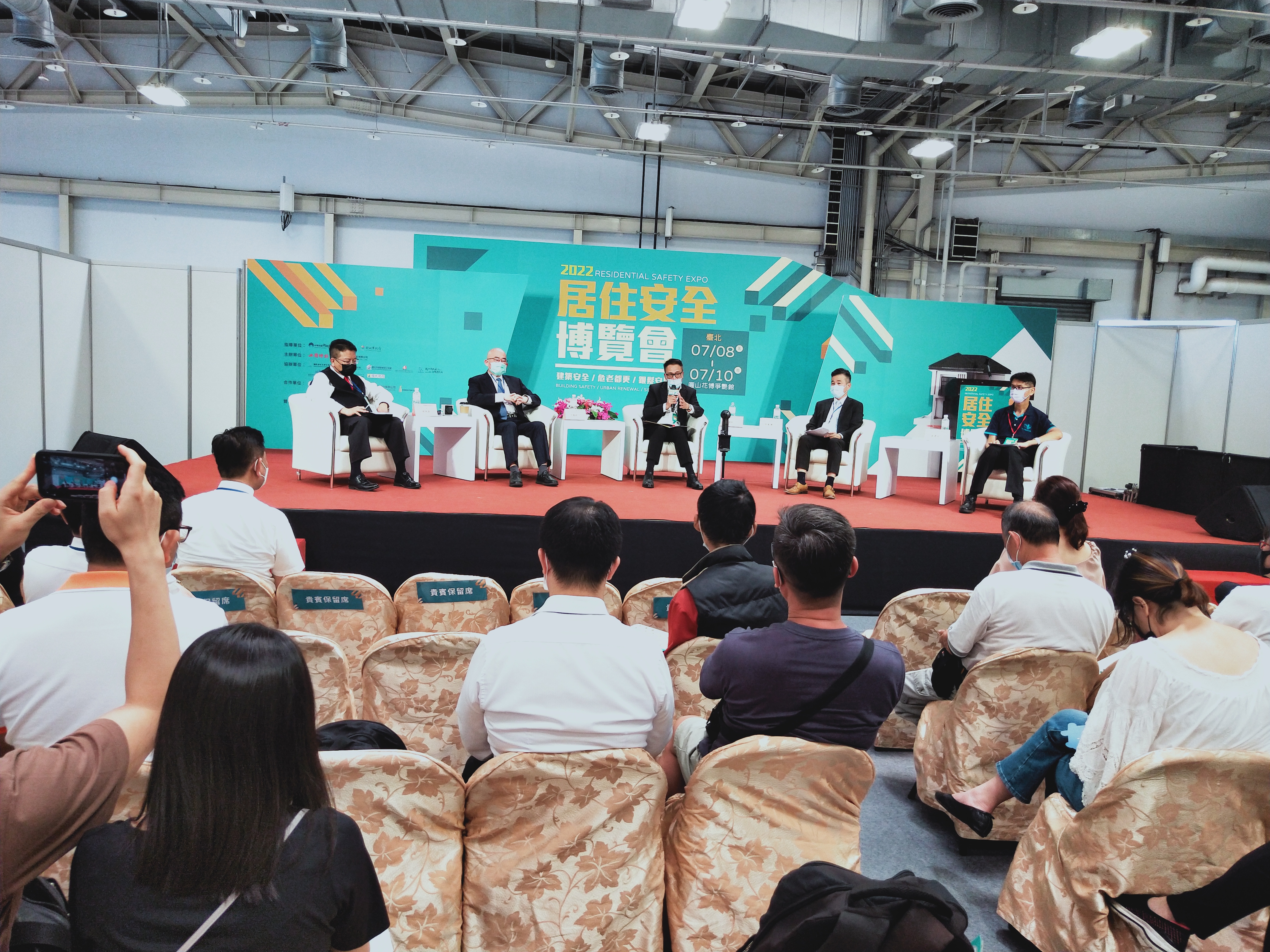 在探討居住安全的活動中，民眾特別關注都更 或危老卡關問題。