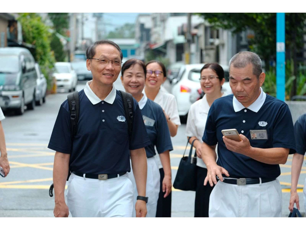 顏博文(前排左)接下慈濟慈善基金會CEO重任，首重資訊即時揭露與透明。