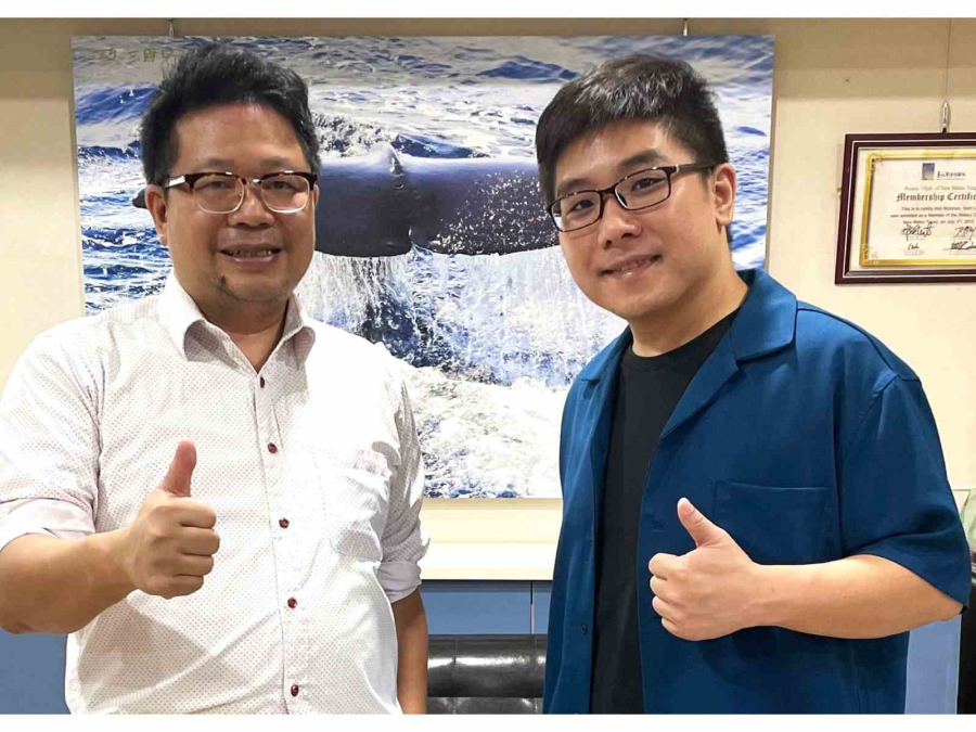 張騰元導演(右)花了多年時間收集議題終於完成嘔心瀝血之作《徘徊年代》。日前來訪才發現他是我們2012免費學東南亞七國語言公益計劃的學員之一，印證做好事總會有好事發生的定律。