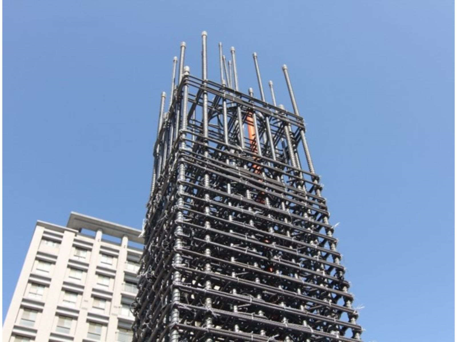 在921地震的倒塌建築大樓中，許多都是因為一樓柱破壞所造成，「Alfa Safe柱中柱」在柱內增設柱鋼筋及圓形箍筋，得以增強垂直的承載能力並強化柱核心的圍束，使大樓抗震能力更強，結構更穩固、更安全。