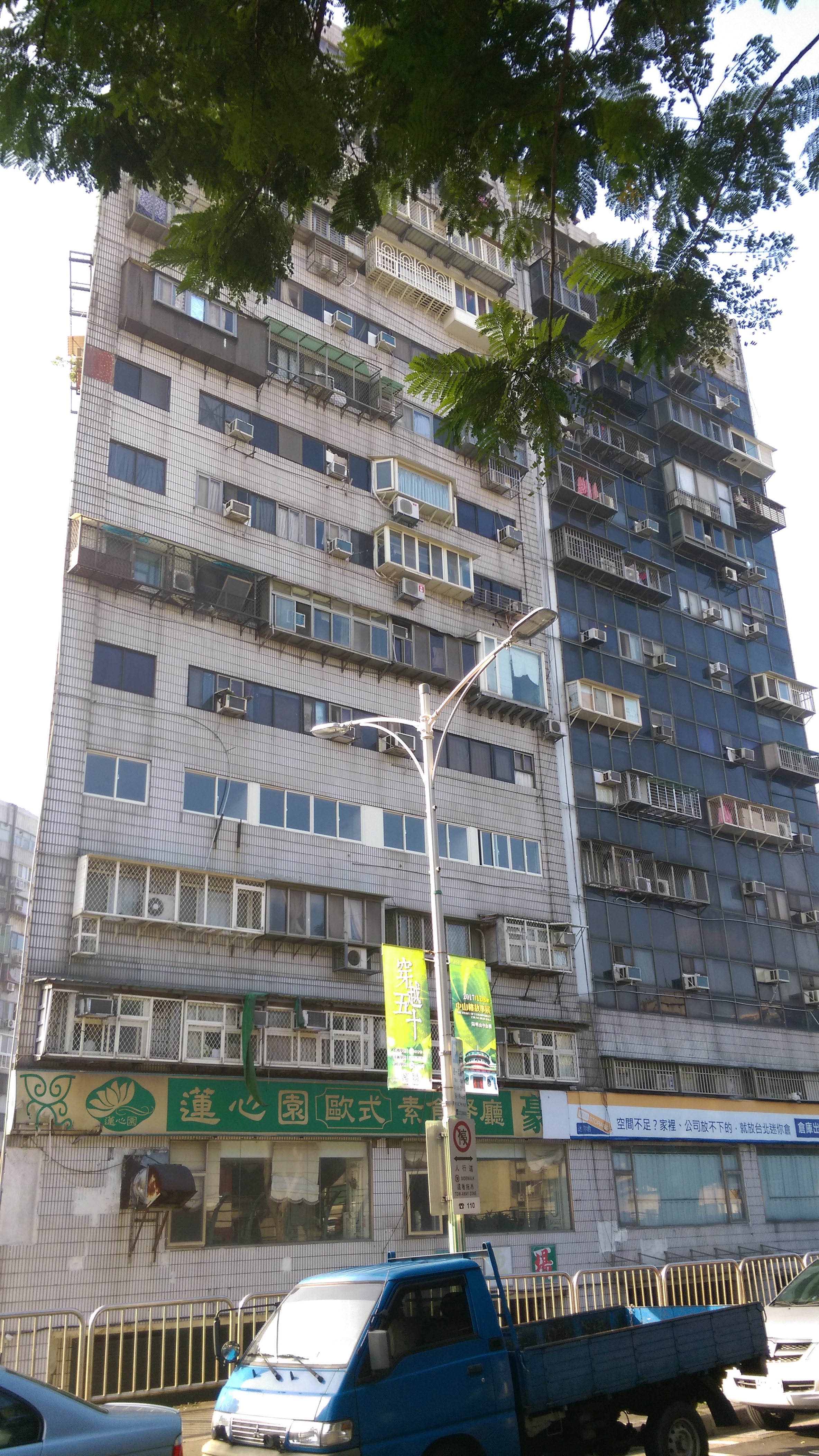 位 於 台 北 市 中 山 區 的 錦 新 大 樓 是 出 了 名 的 凶 宅 ， 但 該 棟 樓 還 是 有 不 少 交 易 案 。 