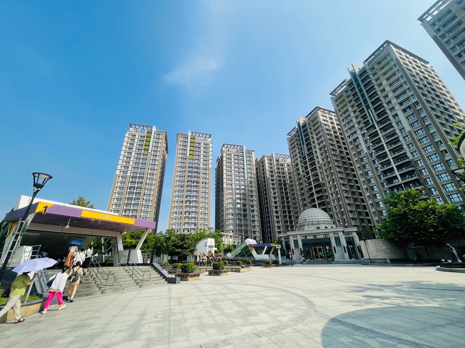 「 希 望 城 市 」 位 於 捷 運 中 和 新 蘆 線 最 末 端 「 蘆 洲 站 」 ， 屬 於 捷 運 分 構 宅 。 