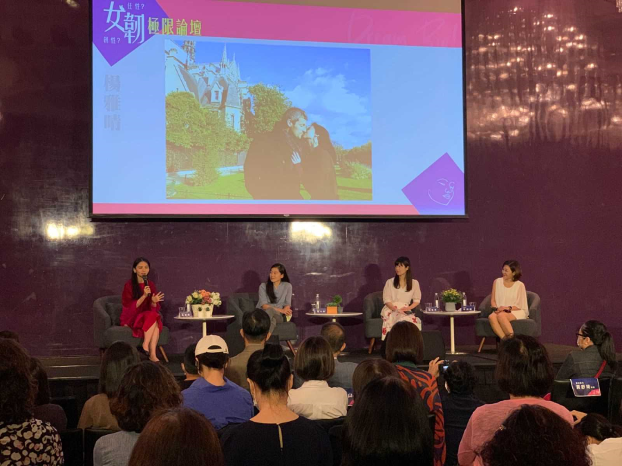 (左一)兩性作家楊雅晴、(左二)極地旅遊探險員陳芊華、(右二)陽光伏特家創辦人陳惠萍、(右一)理財周刊社長林筠騏