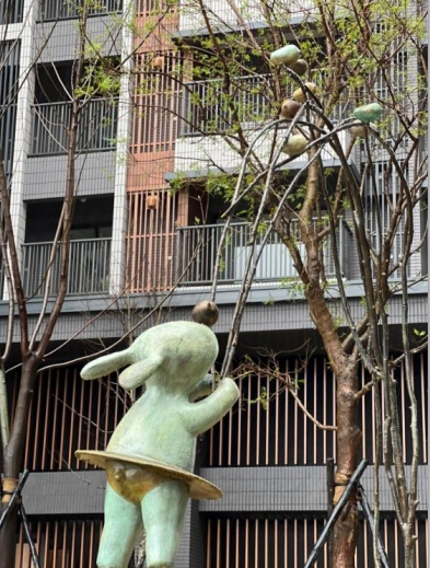 公 共 藝 術 設 置 ， 以 情 境 及 故 事 將 生 活 感 帶 入 視 覺 藝 術 呈 現 