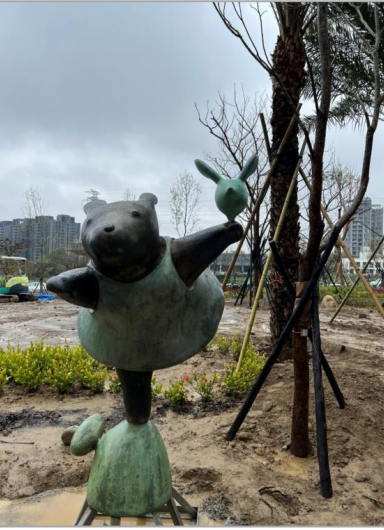 公 共 藝 術 設 置 ， 以 情 境 及 故 事 將 生 活 感 帶 入 視 覺 藝 術 呈 現 