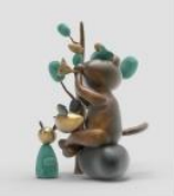 公 共 藝 術 設 置 ， 以 情 境 及 故 事 將 生 活 感 帶 入 視 覺 藝 術 呈 現 