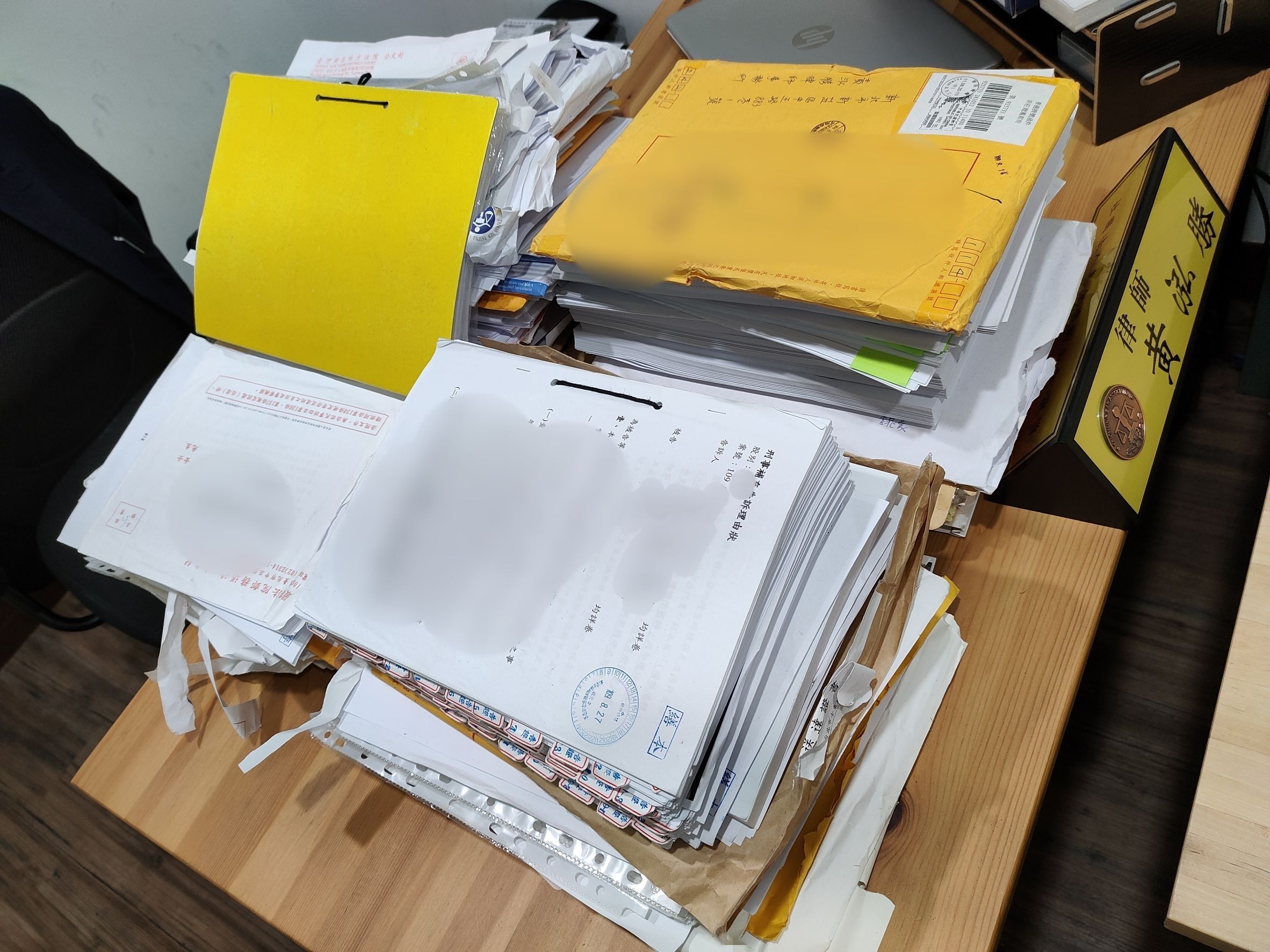 「 陳 國 Ｘ 」 詐 騙 案 ， 受 害 者 打 官 司 追 求 正 義 的 卷 宗 ， 堆 積 如 山 。 