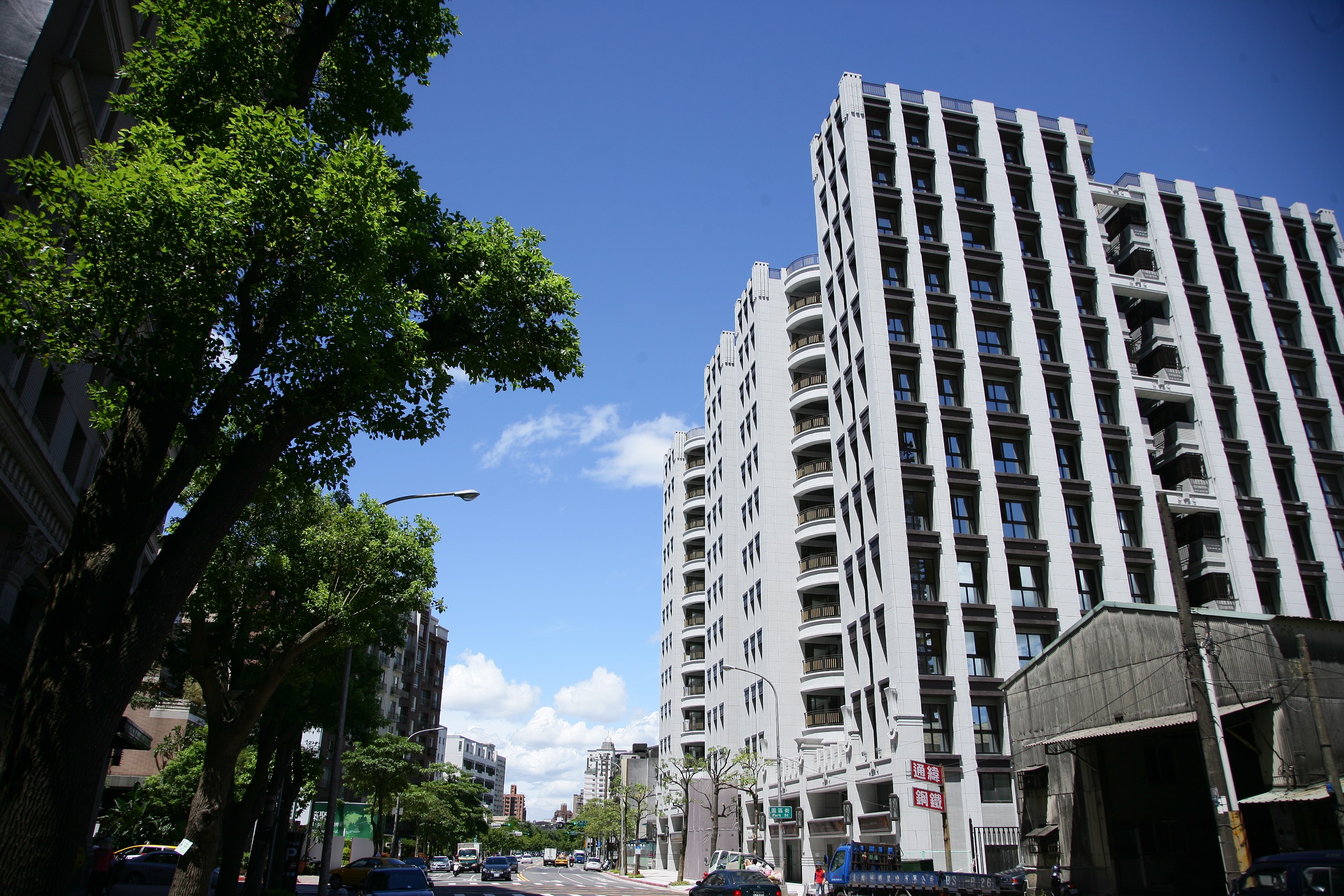 不 動 產 買 賣 金 額 大 ， 若 中 間 有 所 閃 失 ， 不 管 買 賣 方 都 會 「 捶 胸 肝 」 。 