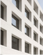 深 窗 立 面 、 欄 杆 與 陽 台 意 象 