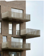 深 窗 立 面 、 欄 杆 與 陽 台 意 象 