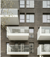 深 窗 立 面 、 欄 杆 與 陽 台 意 象 