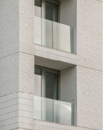 深 窗 立 面 、 欄 杆 與 陽 台 意 象 