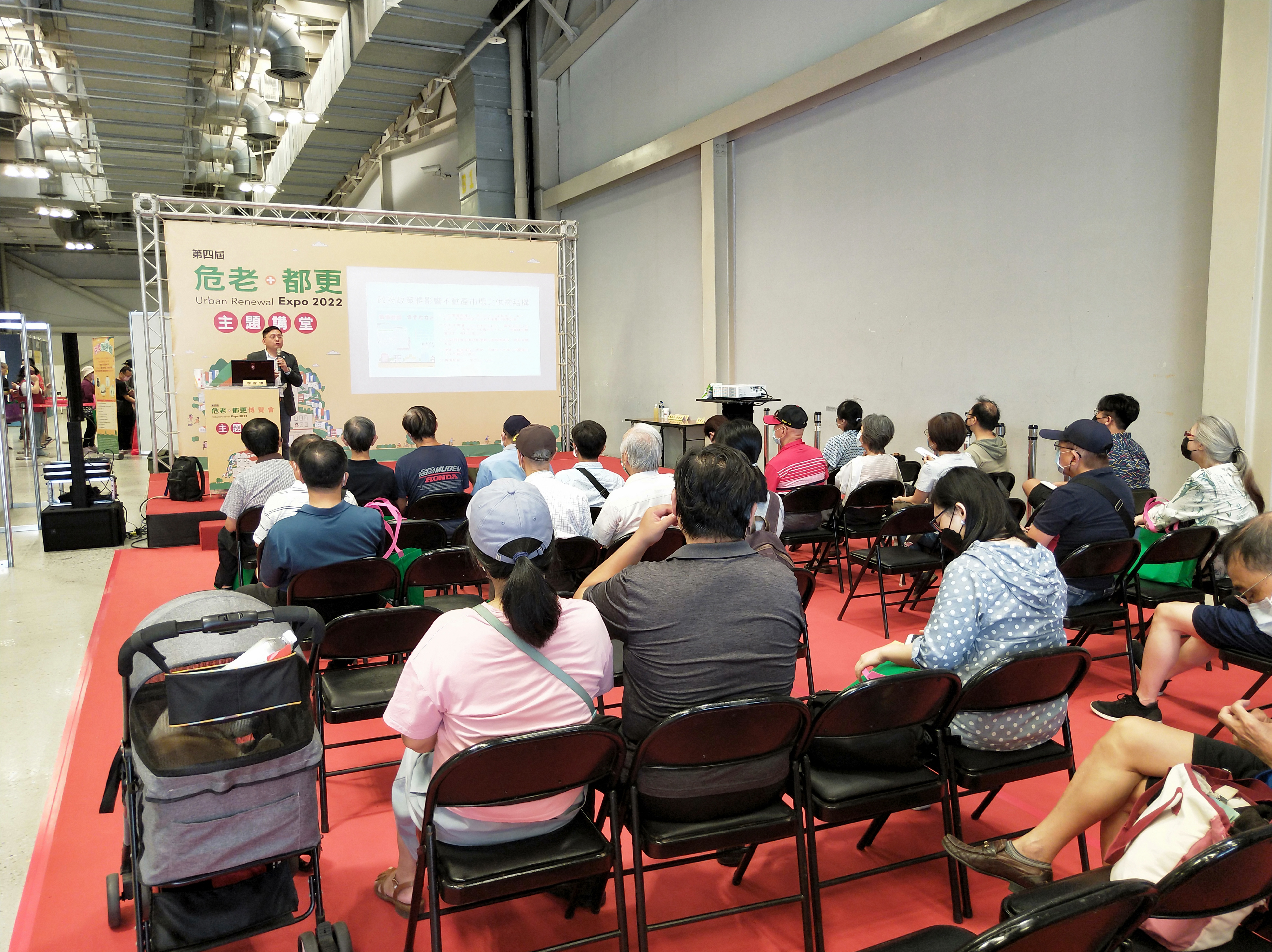 關 心 都 更 權 益 及 老 屋 安 全 的 民 眾 , 在 聽 都 更 演 講 時 極 為 專 注 。 關 心 都 更 權 益 及 老 屋 安 全 的 民 眾 , 在 聽 都 更 演 講 時 極 為 專 注 。