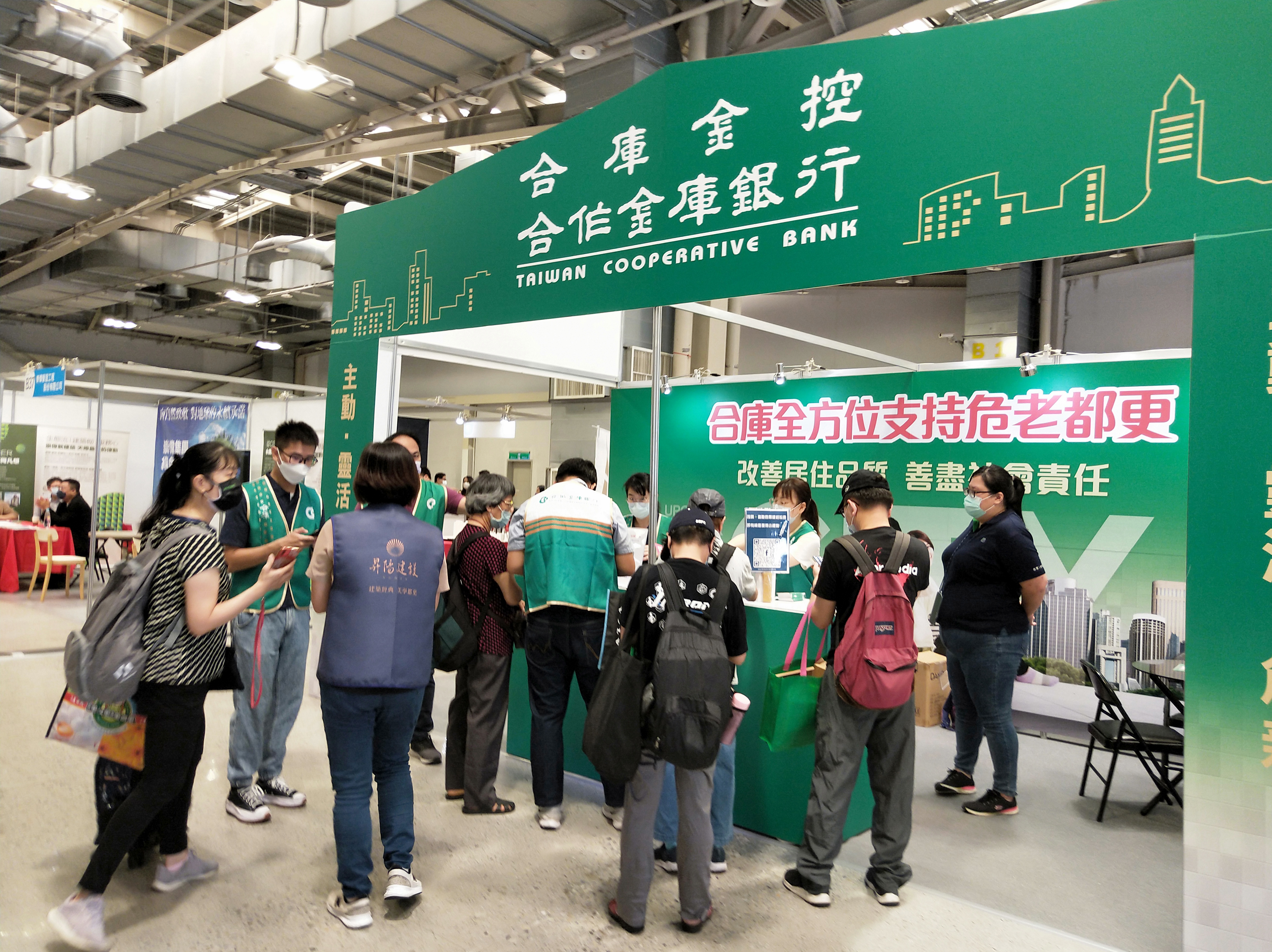 老 屋 重 建 商 機 上 千 億 元 , 各 銀 行 設 攤 爭 取 都 更 融 資 商 機 。 老 屋 重 建 商 機 上 千 億 元 , 各 銀 行 設 攤 爭 取 都 更 融 資 商 機 。