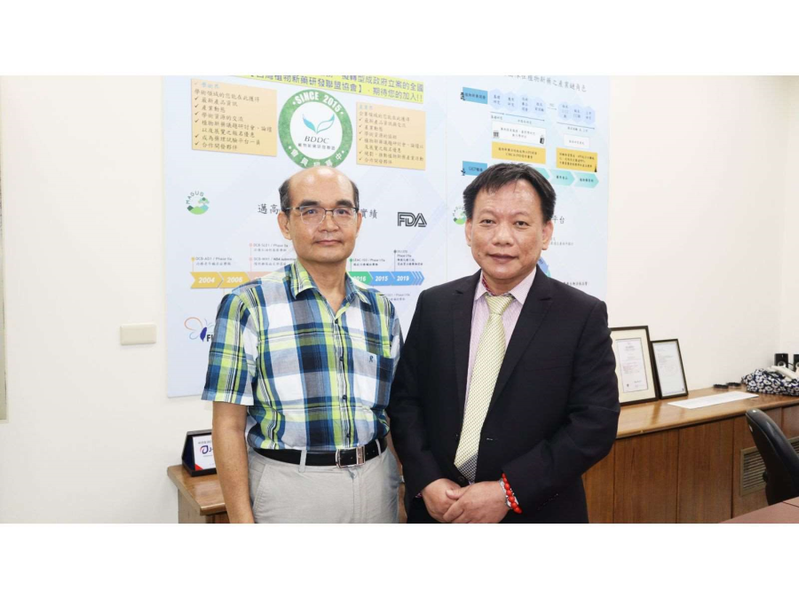康力生技總經理李世強(右)與邁高生技總經理鍾玉山博士。
