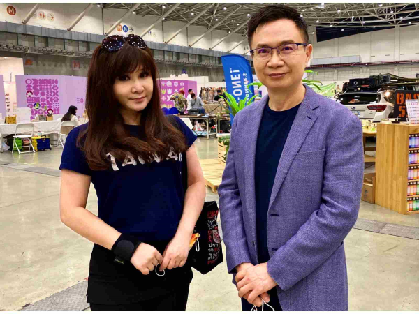 外貿協會董事長黃志芳(右)表示，希望能將ESG公益延伸至社會關懷的領域。圖左為理善協會執行長林鳳。