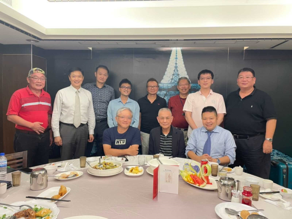 程天縱老師(前排中)義務傳承外商管理經營，並勉勵我們在專業上追求創新，吸引青年朋友從中南部前來聆聽！