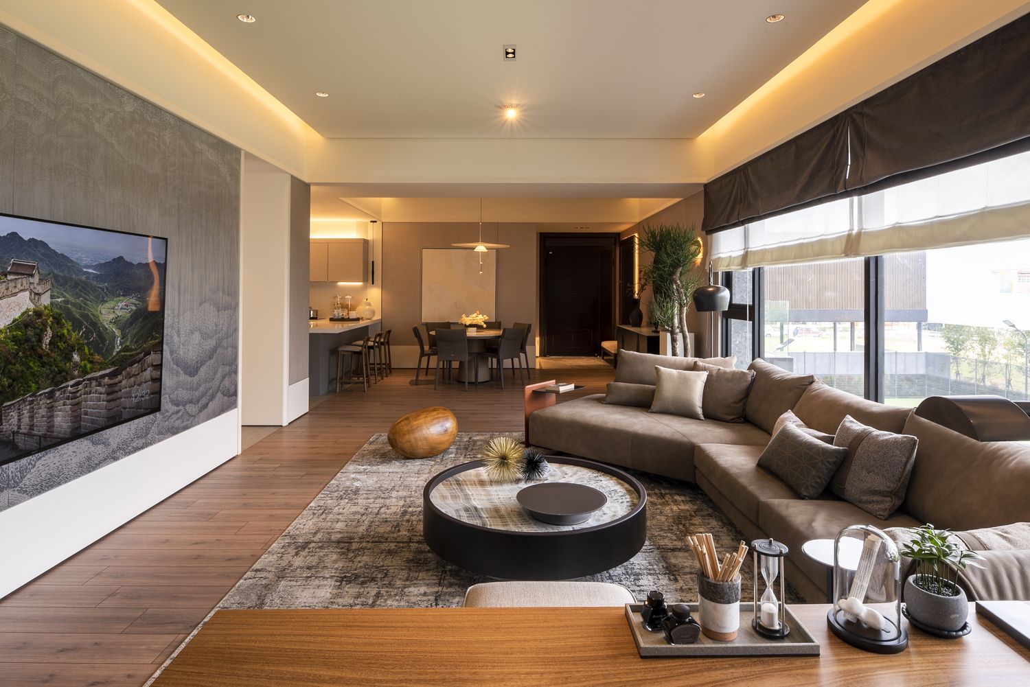 9 2 8 房 市 爆 量 ， 各 接 待 中 心 仍 有 樣 品 屋 吸 睛 。 