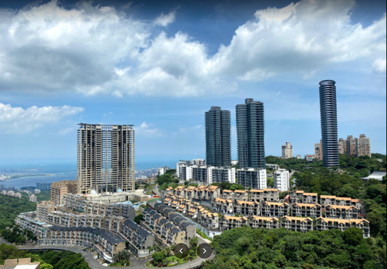 淡 水 小 坪 頂 社 區 氣 勢 宏 偉 的 建 築 群 景 觀 淡 水 小 坪 頂 社 區 氣 勢 宏 偉 的 建 築 群 景 觀