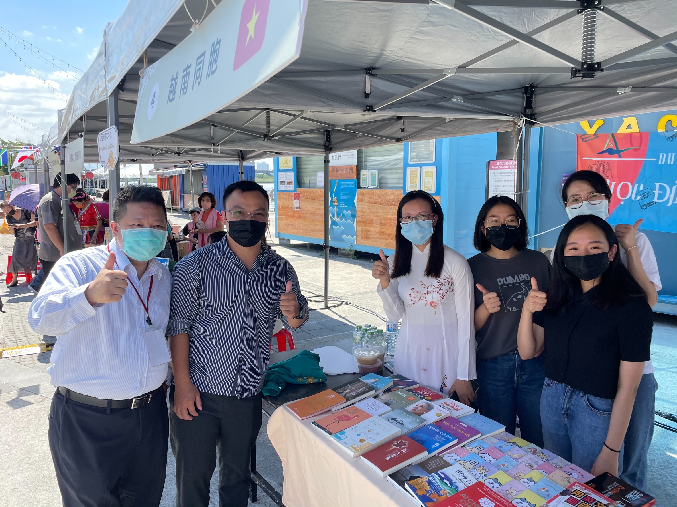台 灣 畢 業 留 台 發 展 的 黎 城 忠 校 友 ( 左 二 ) ， 結 合 越 南 新 移 民 家 庭 、 留 學 生 初 次 聯 合 參 加 ， 展 示 義 賣 書 籍 ， 分 享 越 南 文 化 。 
