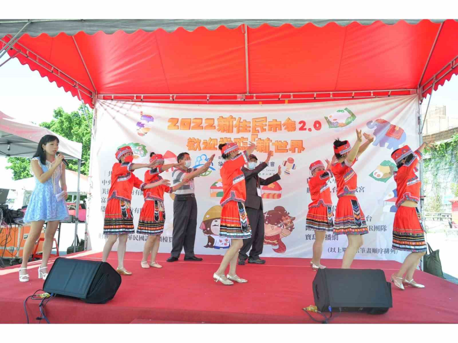 尤英夫董事長及盧國城董事在台上向新住民學舞蹈，誠摯動人，希望此情此景不只是停留在今朝，而是代表台灣永遠對新文化的接納。