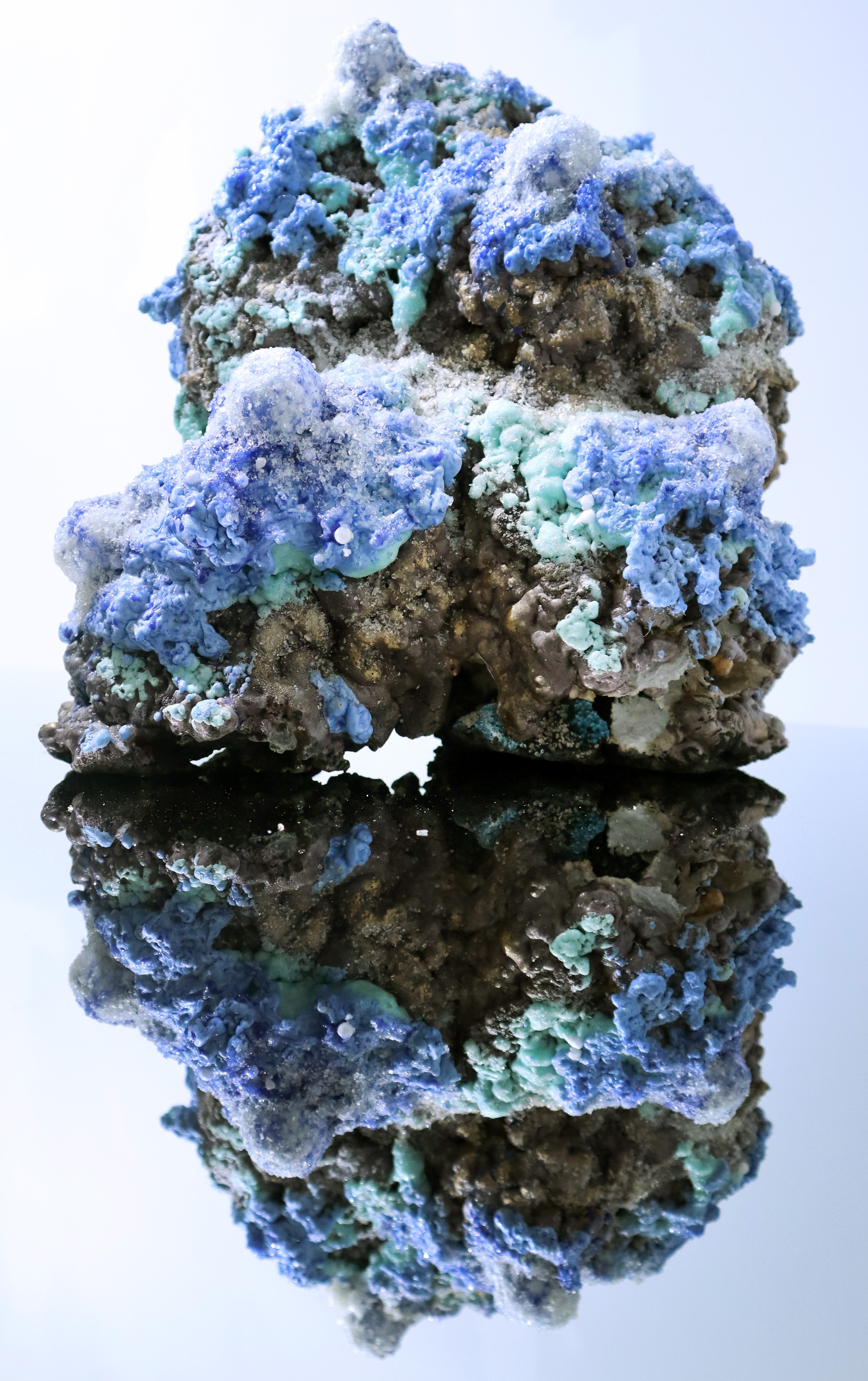 《 水 晶 陣 - 藍 銅 礦 》 , 複 合 媒 材 , 2 8 x 2 3 x 3 0   c m , 2 0 2 2 
