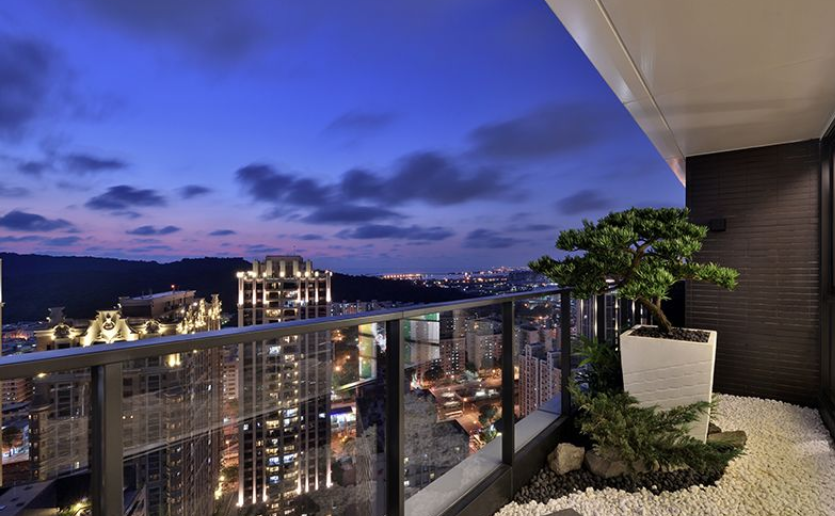 景 觀 陽 台 與 5 0 米 空 中 泳 池 相 互 輝 映 