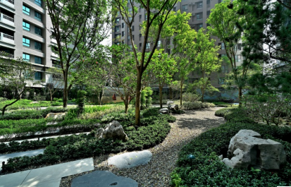 景 觀 陽 台 與 5 0 米 空 中 泳 池 相 互 輝 映 