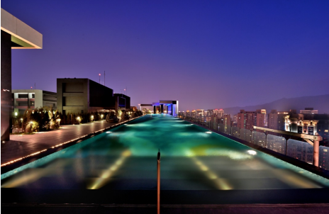 景 觀 陽 台 與 5 0 米 空 中 泳 池 相 互 輝 映 