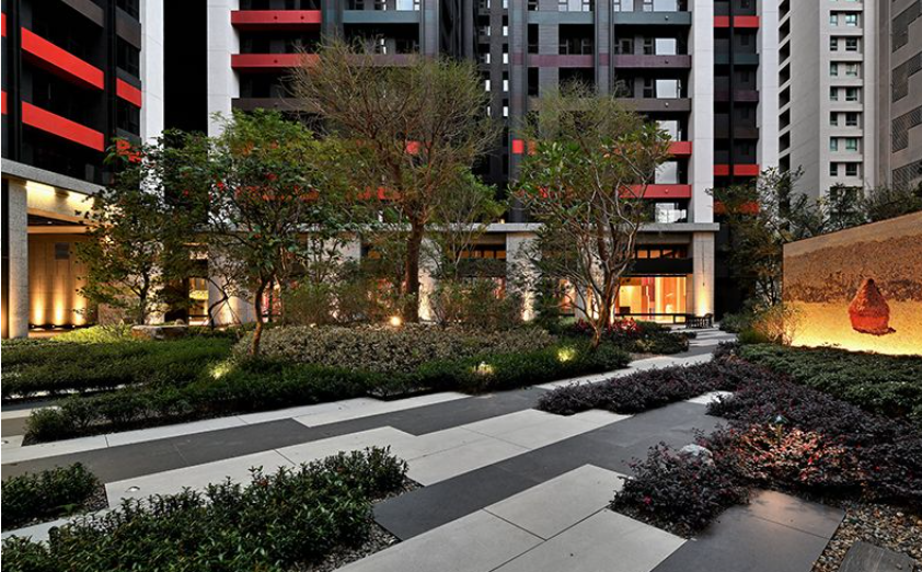 景 觀 陽 台 與 5 0 米 空 中 泳 池 相 互 輝 映 