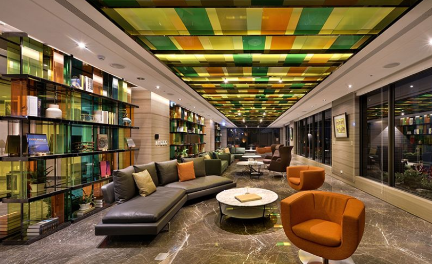 公 共 設 施   富 麗 堂 皇 