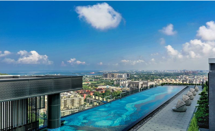 全 台 最 長 5 0 米 空 中 泳 池 會 館 