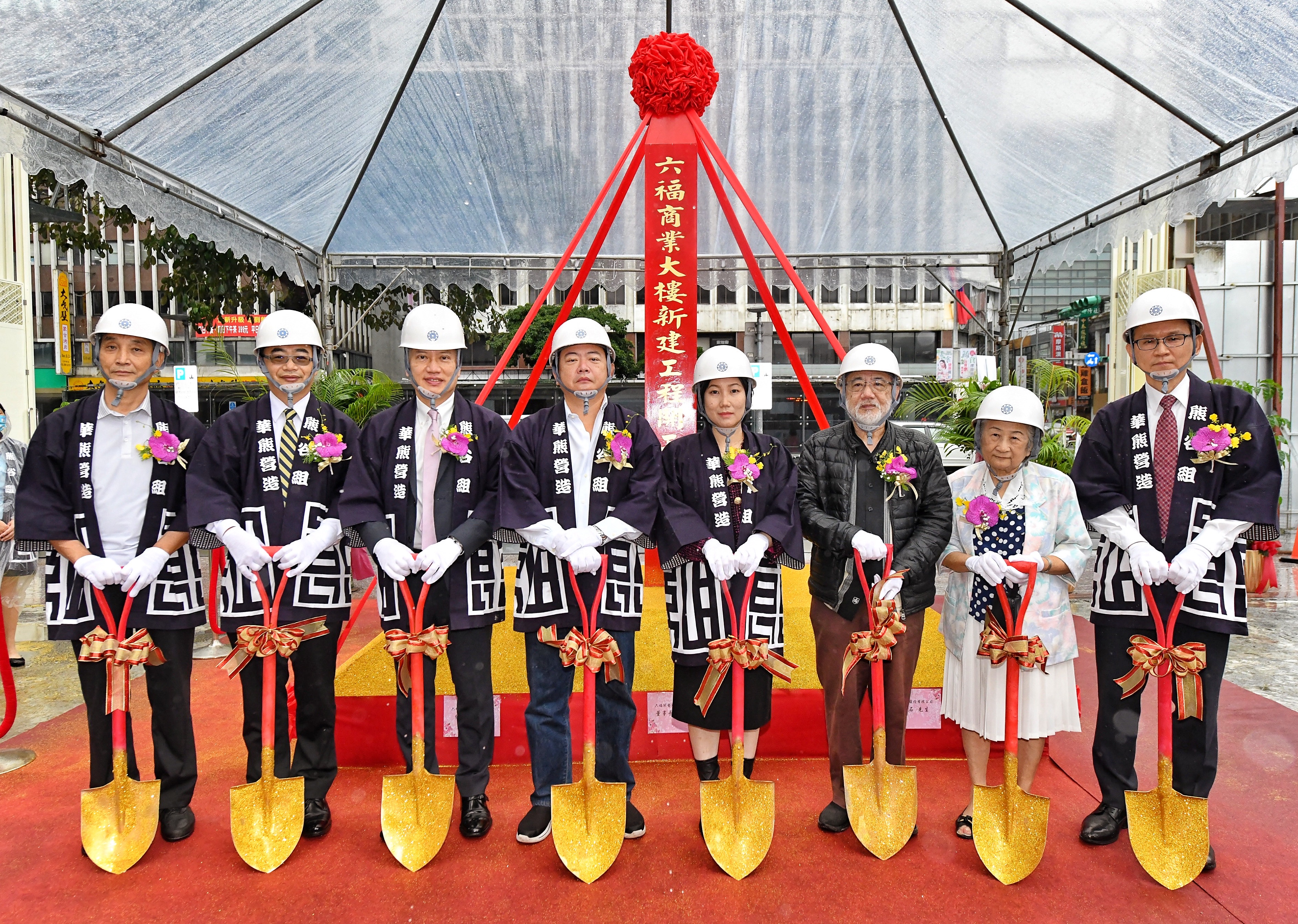 六 福 酒 店 式 商 辦 舉 行 動 土 開 工 典 禮 ， 全 案 預 計 2 0 2 6 年 完 工 。 