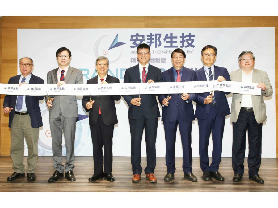 安邦生技請來多位重量級貴賓剪綵，圖左起為國衛院院長梁賡義、安邦策略長羅浚晅醫師、前副總統陳建仁、安邦執行長徐祖安、中央研究院院士龔行健博士、安邦總經理薛博仁、國衛院生藥研究所所長張俊彥博士。