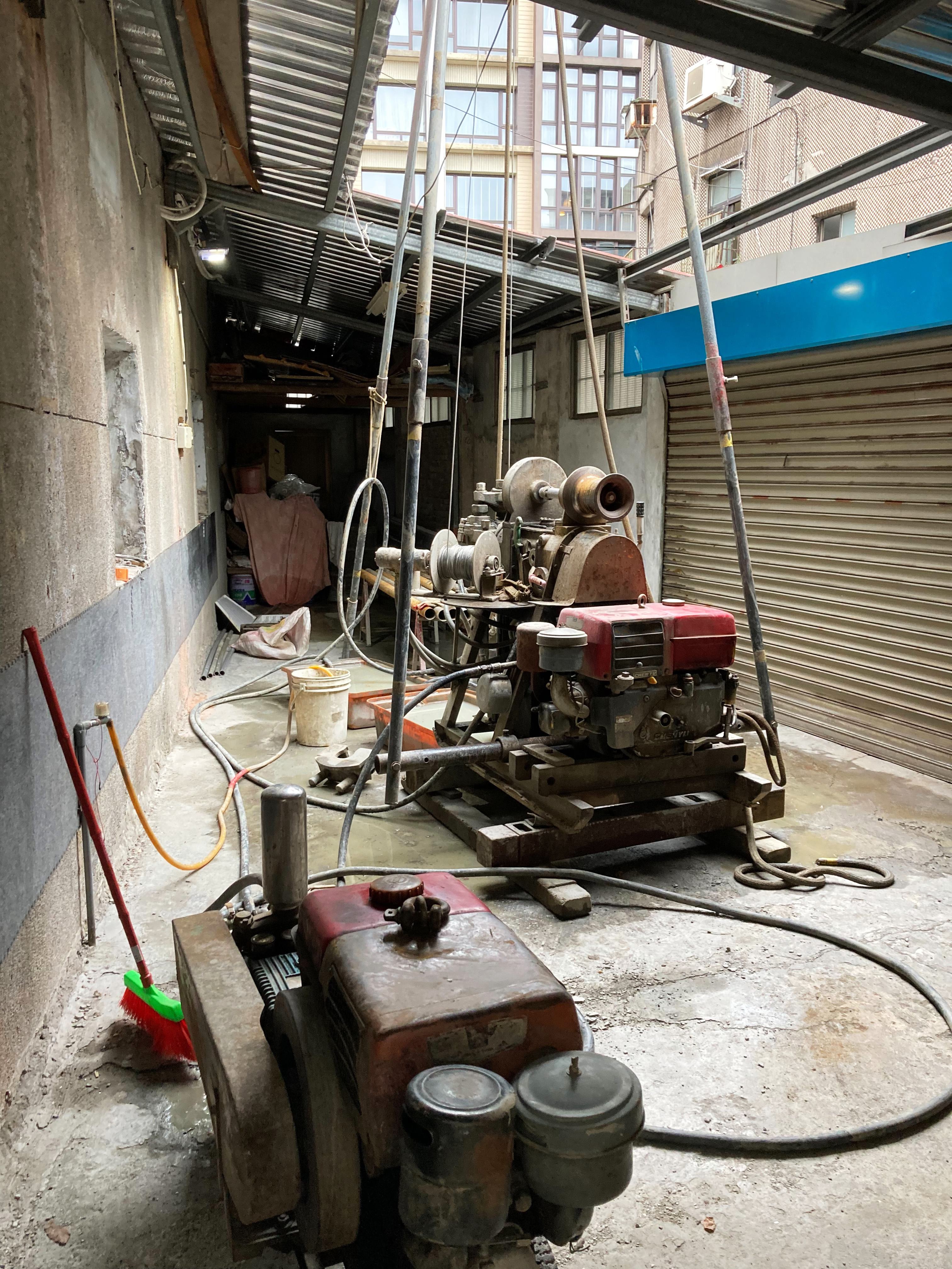 規 劃 設 計 階 段 依 法 規 須 先 進 行 地 質 鑽 探 ， 以 能 確 認 土 壤 特 性 。 