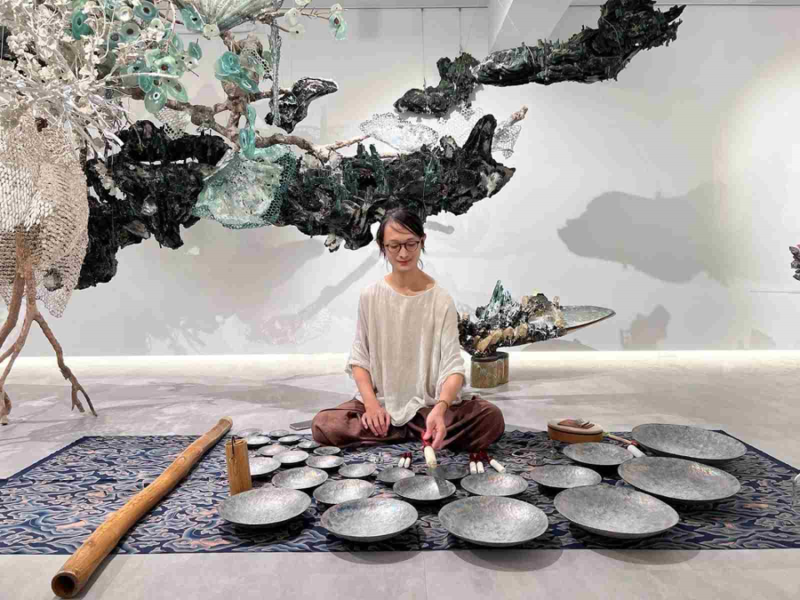 陳沛元演奏三昧琴，背景為李霽作品Merge