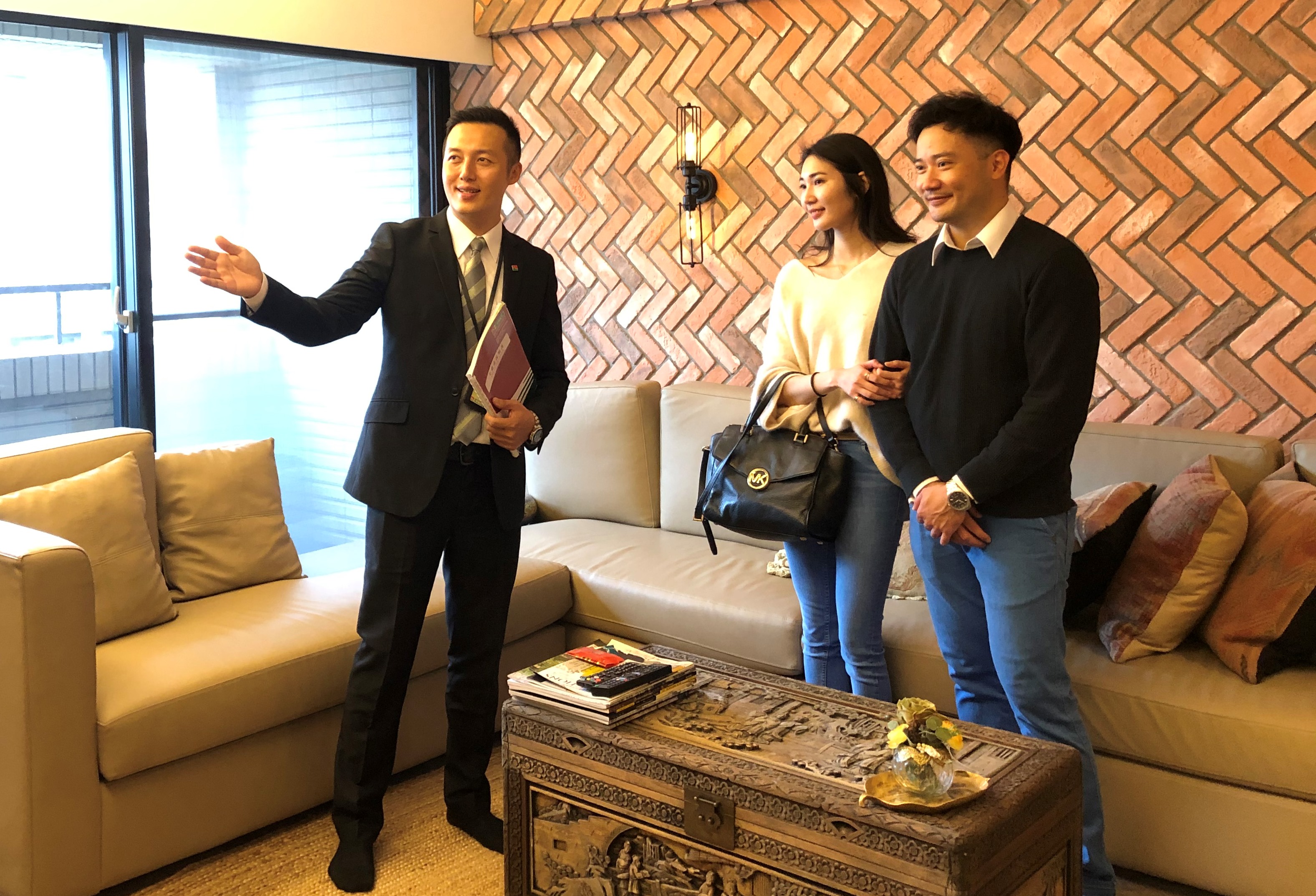 「 買 賣 價 金 履 約 保 證 」 制 度 ， 可 降 低 交 易 風 險 、 保 障 買 賣 雙 方 交 易 安 全 。 