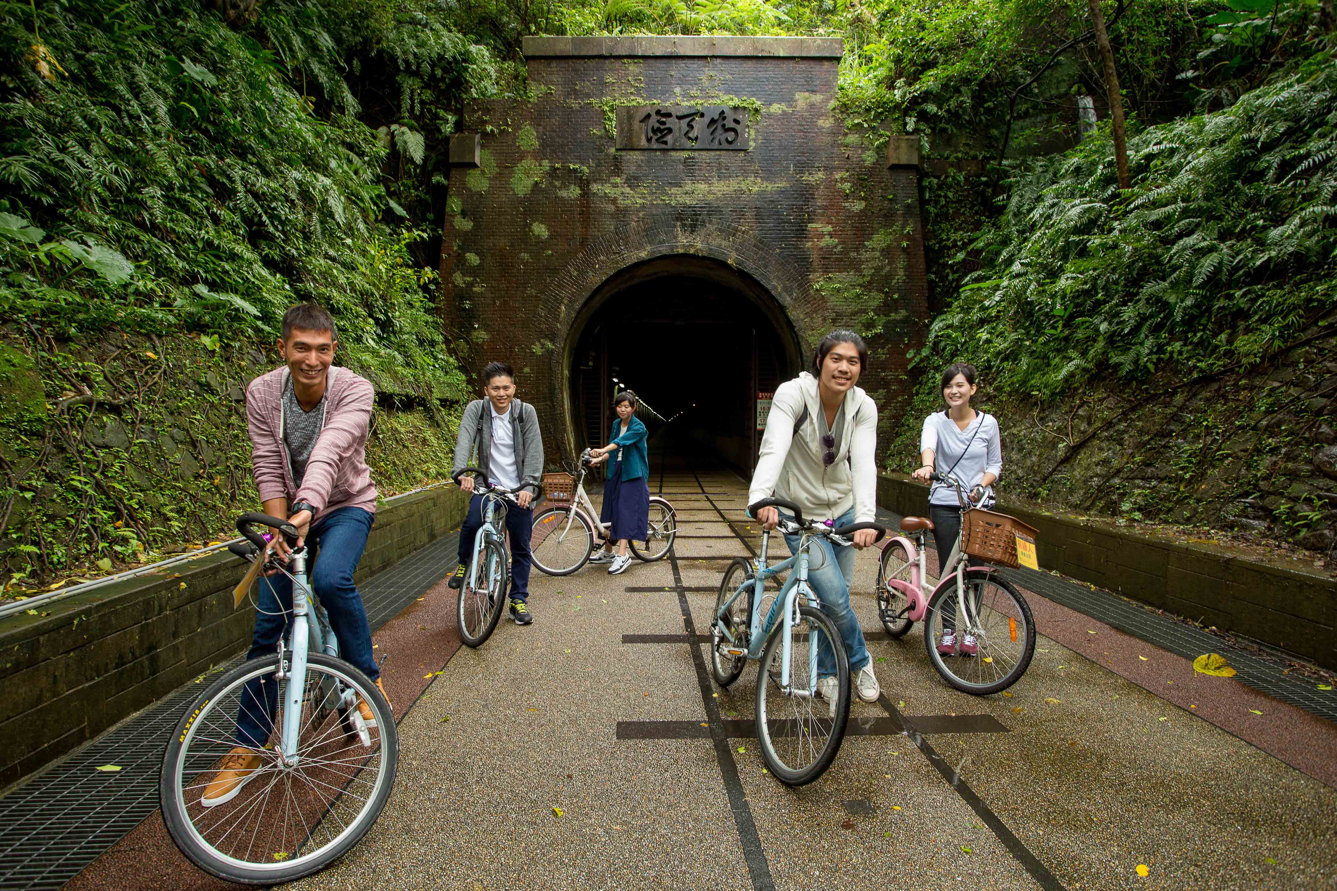 草 嶺 舊 隧 道 是 體 驗 「 運 動 度 假 」 的 其 中 一 個 景 點 。 