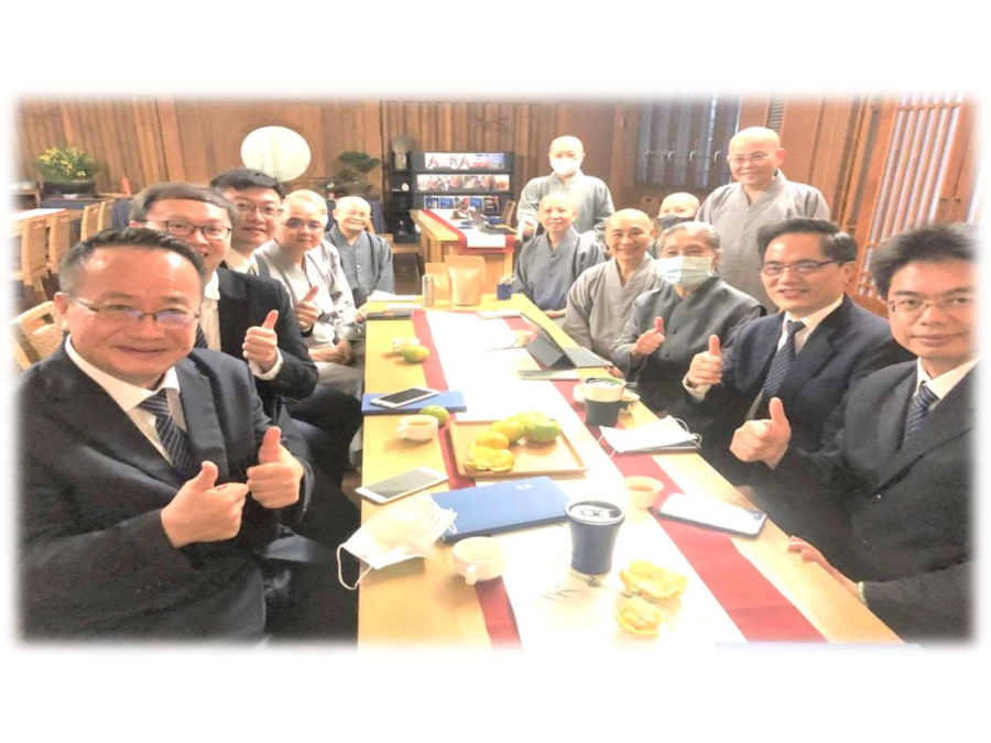 淨斯本草飲協力團隊(右前二為林欣榮院長、右前一為何宗融副院長、左前一為研究副院長黃志揚)。