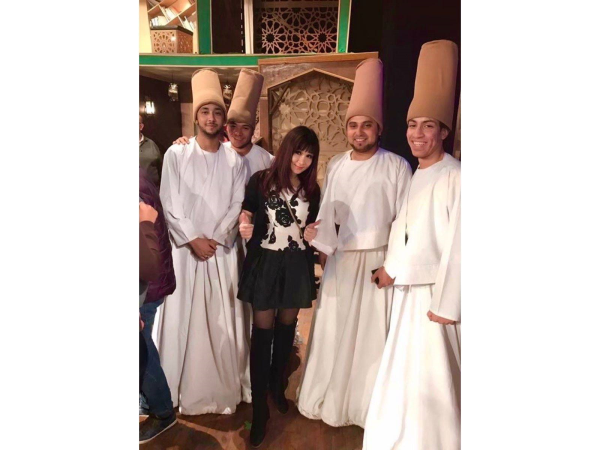 愛心無國界聯盟埃及會長阿里(右二)希望透過不同的藝術形式，為孩童開啟另一扇窗。圖中為理善協會執行長林鳳。