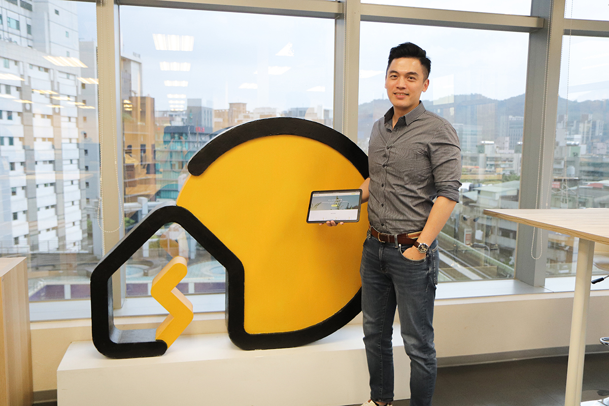 馮 嘯 儒 與 另 外 兩 位 創 辦 人 共 同 創 辦 的 太 陽 能 全 民 電 廠 平 台 「 陽 光 伏 特 家 」 。 