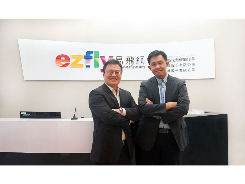 易飛網董事長周昀生(左)與營運長張仕賢(右)。
