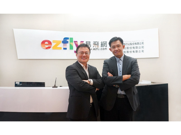 易飛網董事長周昀生(左)與營運長張仕賢(右)。