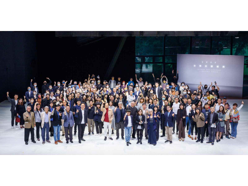 2022台灣光環境獎頒獎典禮全體大合影（圖／中強光電藝術基金會提供）