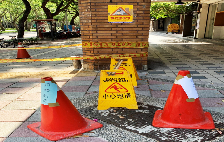 建 物 施 工 不 良 磁 磚 脫 落 屢 見 不 鮮 建 物 施 工 不 良 磁 磚 脫 落 屢 見 不 鮮