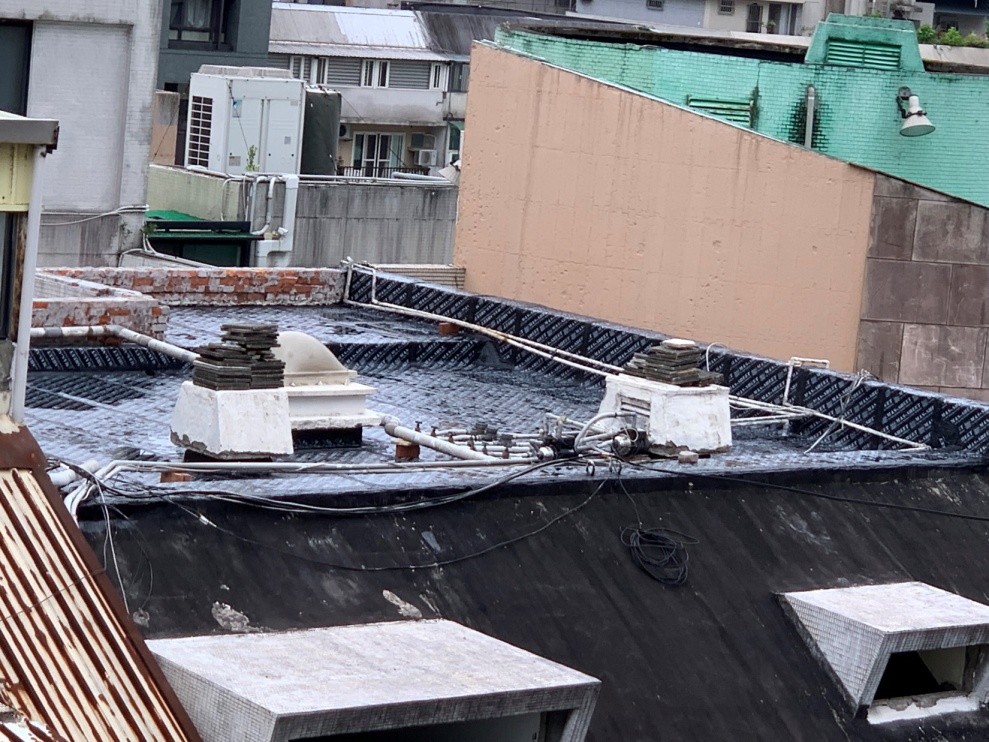 屋 頂 漏 水 維 修 花 錢 又 費 時 