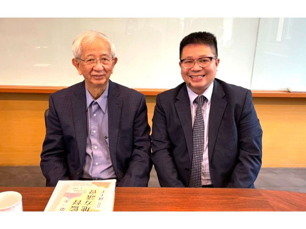 感謝李遠哲院長(左)的叮嚀，我們除了政治經濟議題，更要持續關注環境、氣候變遷的影響，留給下一代更好的環境。 