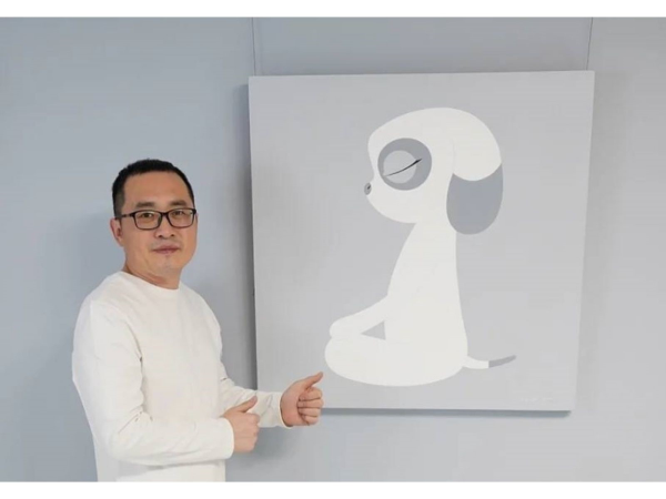 陳曉華與作品合影