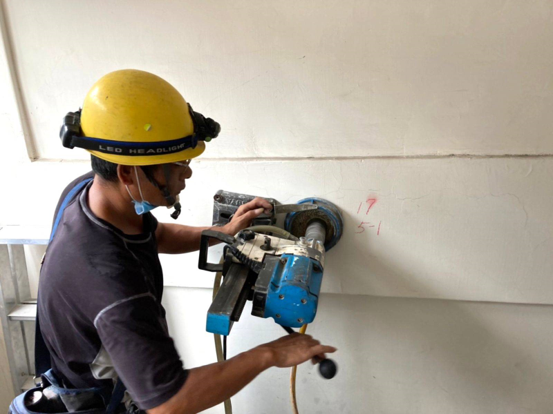 鑑定人員會在不破壞建築物主結構體的前提下，於結構體鑽洞取樣作為檢測樣本。（圖由中力都市更新團隊提供，中力都更團隊已有三件海砂屋都更案成功案例經驗。）