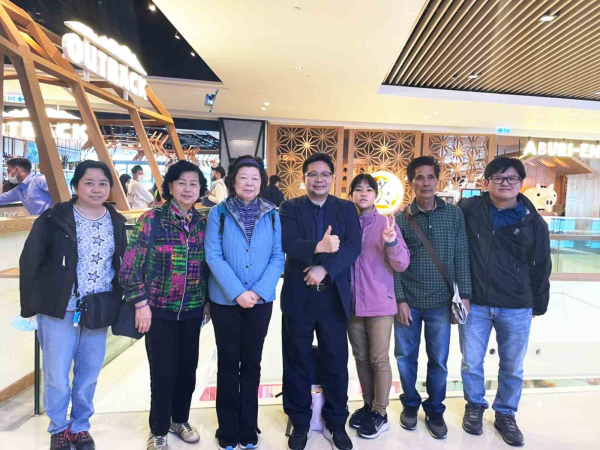 感謝元朗商會中學圖書館退休的彭主任及校友郭先生的邀請，讓校友們可以閒話家常，互道近五年的情況！